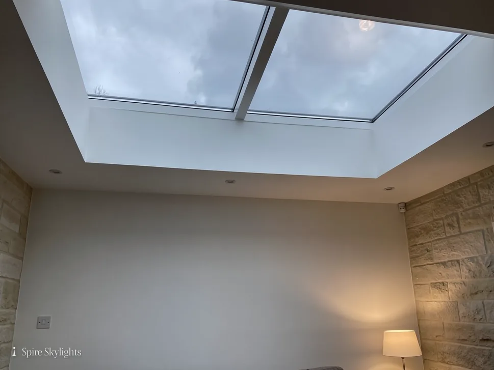 Kitchen extension ceiling with a two-pane flat rooflight in a plastered reveal